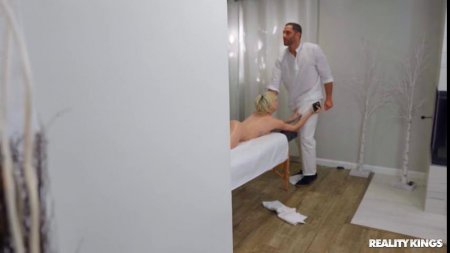 Массажист страстно поимел красивую клиентку на кушетке